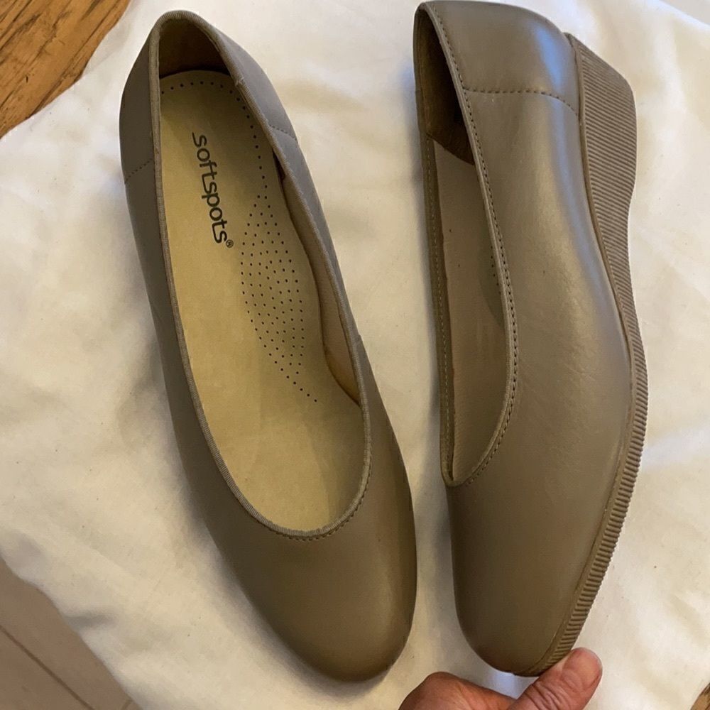 SOFTSPOTS LEATHER UPPER TAUPE SHOES.  NEW